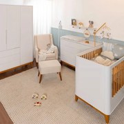 Kit Quarto Infantil Boom com Pés Square Mel - Berço + Guarda-Roupa + Poltrona e Puff Ginga + Cômoda 4 Gavetas e 1 Porta - Branco Fosco