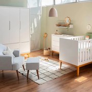Kit Quarto Theo com Pés Square Mel - Berço Mini Cama + Cômoda 3 Gavetas + Guarda-Roupa 3 Portas +  Poltrona de Amamentação com Puff Capri - Branco