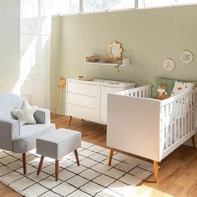 Kit Quarto Theo com Pés Retrô Mel - Berço + Cômoda 3 Gavetas e 1 Porta + Poltrona de Amamentação Capri com Puff - Branco