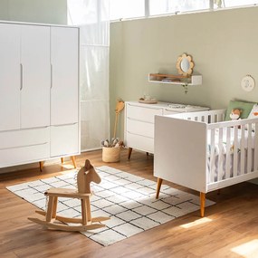 Kit Quarto Theo com Pés Retrô Mel - Berço + Cômoda 3 Gavetas e 1 Porta + Guarda-Roupa 3 Portas - Branco