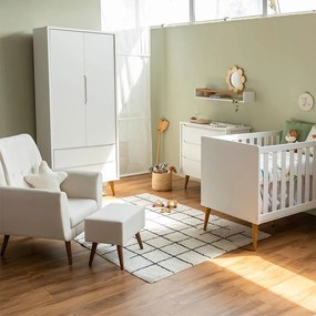 Kit Quarto Infantil Theo com Pés Retrô Mel - Berço + Cômoda 3 Gavetas + Guarda-Roupa 2 Portas + Poltrona e Puff Lola - Branco Fosco