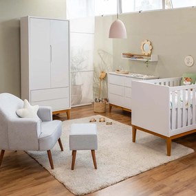 Kit Quarto Infantil Theo com Pés Square Mel - Berço + Cômoda 6 Gavetas + Guarda-Roupa 2 Portas + Poltrona e Puff Capri - Branco Fosco