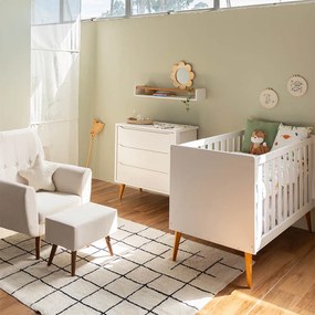 Kit Quarto Theo com Pés Retrô Mel - Berço + Cômoda 3 Gavetas + Poltrona de Amamentação Lola com Puff - Branco