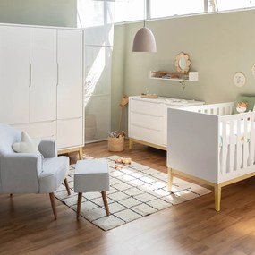 Kit Quarto Theo com Pés Square Natural - Berço + Cômoda 3 Gavetas e 1 Porta + Guarda-Roupa 3 Portas + Poltrona de Amamentação Capri com Puff - Branco