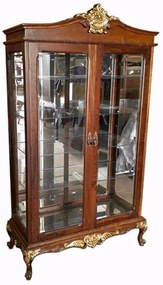 Cristaleira Provençal com Portas e Laterais de Vidro Madeira Maciça Detalhes Entalhados em Dourado Pés Luís XV