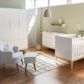 Kit Quarto Theo com Pés Square Natural - Berço + Cômoda 3 Gavetas e 1 Porta + Guarda-Roupa 3 Portas + Poltrona de Amamentação Capri com Puff - Branco