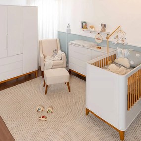 Kit Quarto Infantil Boom com Pés Square Mel - Berço + Guarda-Roupa + Poltrona e Puff Ginga + Cômoda 4 Gavetas e 1 Porta - Branco Fosco