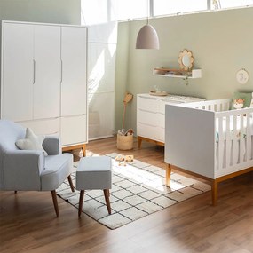 Kit Quarto Theo com Pés Square Mel - Berço + Cômoda 6 Gavetas + Guarda-Roupa 3 Portas + Poltrona de Amamentação Capri com Puff - Branco