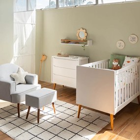 Kit Quarto Theo com Pés Retrô Mel - Berço + Cômoda 3 Gavetas + Poltrona e Puff Capri - Branco Fosco