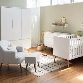 Kit Quarto Theo com Pés Retrô Mel - Berço + Cômoda 3 Gavetas e 1 Porta + Guarda-Roupa 3 Portas + Poltrona de Amamentação Capri com Puff - Branco