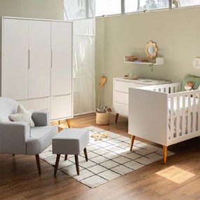 Kit Quarto Infantil Theo com Pés Retrô Mel - Berço + Cômoda 6 Gavetas + Guarda-Roupa 3 Portas + Poltrona e Puff Capri - Branco Fosco