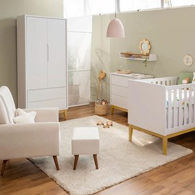 Kit Quarto Theo com Pés Square Natural - Berço+ Cômoda 3 Gavetas + Guarda-Roupa 2 Portas + Poltrona de Amamentação Lola com Puff - Branco e Cru
