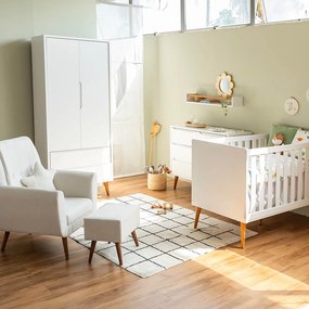 Kit Quarto Infantil Theo com Pés Retrô Mel - Berço + Cômoda 6 Gavetas + Guarda-Roupa 2 Portas + Poltrona e Puff Lola - Branco Fosco