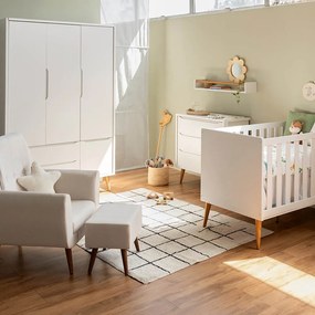 Kit Quarto Infantil Theo com Pés Retrô Mel - Berço + Cômoda 3 Gavetas + Guarda-Roupa 3 Portas + Poltrona e Puff Lola - Branco Fosco
