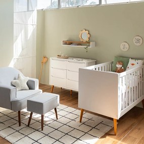 Kit Quarto Theo com Pés Retrô Mel - Berço + Cômoda 6 Gavetas + Poltrona de Amamentação Capri com Puff - Branco