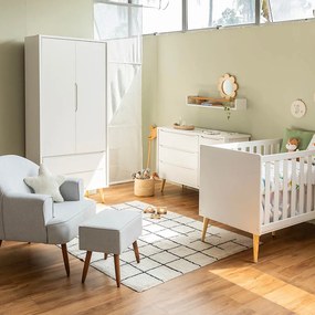 Kit Quarto Theo com Pés Retrô Natural - Berço + Cômoda 3 Gavetas e 1 Porta + Guarda-Roupa 2 Portas + Poltrona de Amamentação Capri com Puff - Branco