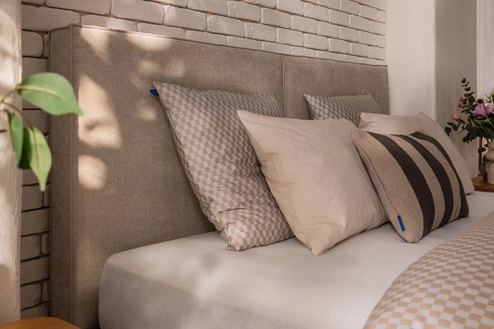 Beżowe tapicerowane łóżko dwuosobowe ze schowkiem i stelażem 180x200 cm Thessa Bold – Bonami Selection