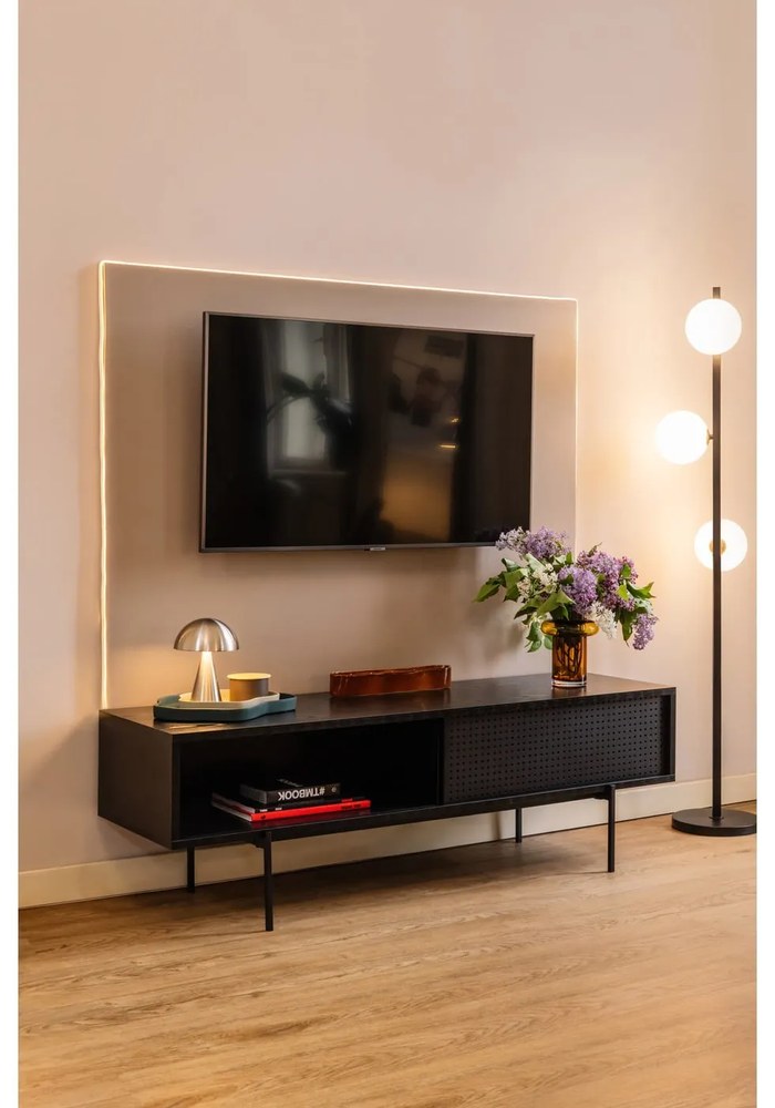 Czarna szafka pod TV w dekorze jesionu 140x45 cm Angus – Actona