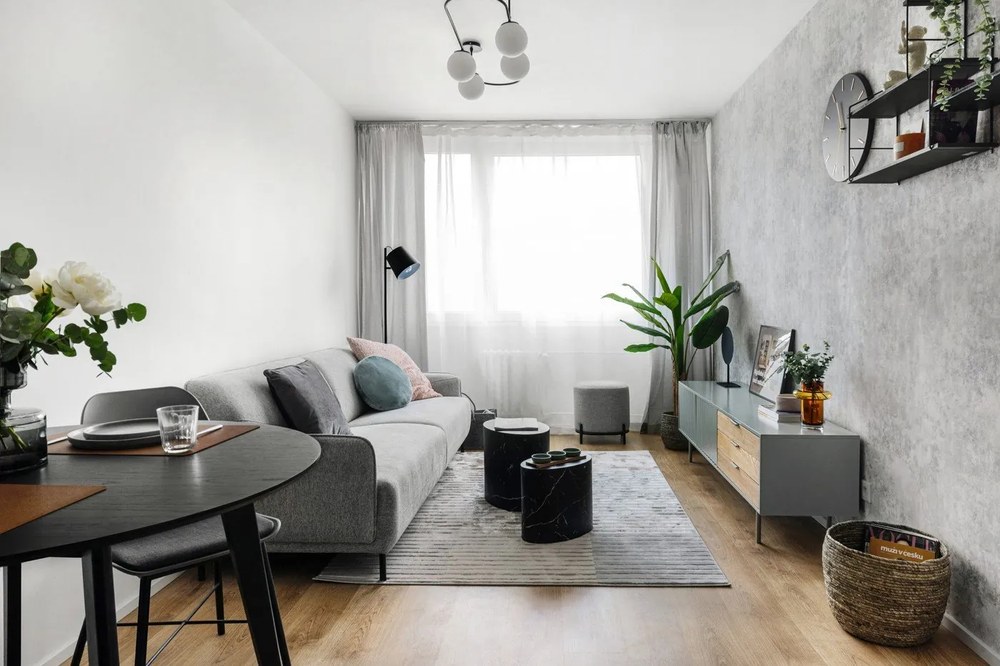 Czarny stół w dekorze dębu Actona Roxby, ø 105 cm