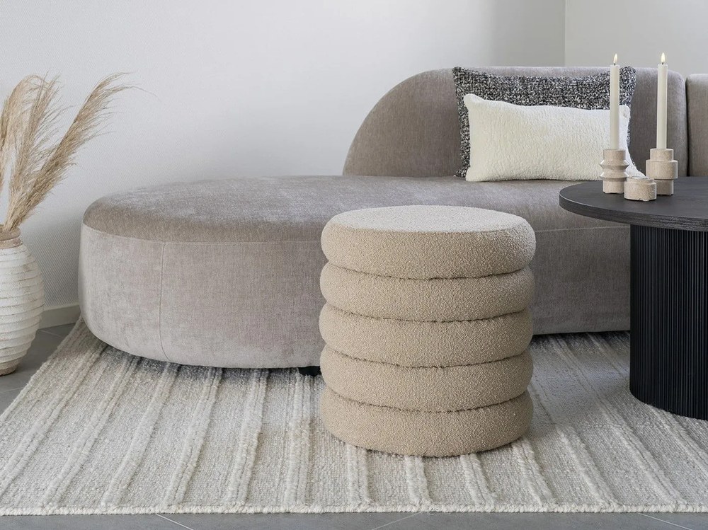 Beżowy puf z materiału bouclé Brooklyn – House Nordic