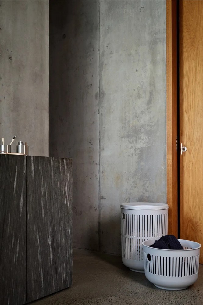 Jasnoszary plastikowy kosz na pranie 35 l Ume – Zone