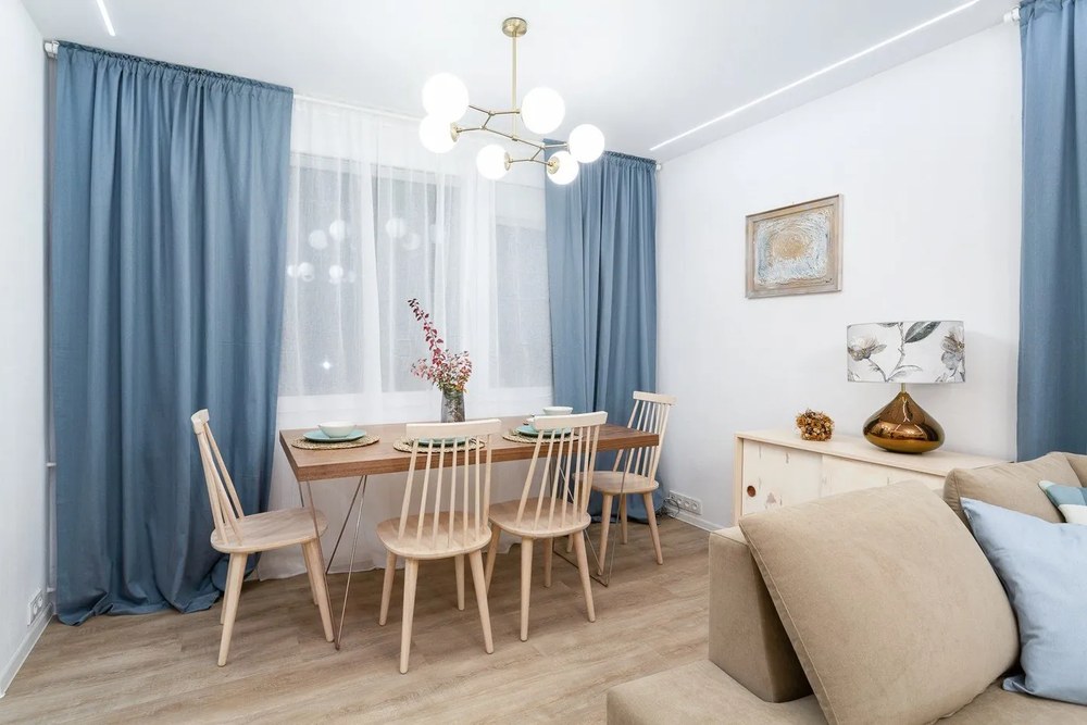 Biała/w kolorze mosiądzu lampa wisząca ze szklanym kloszem Damar – Opviq lights