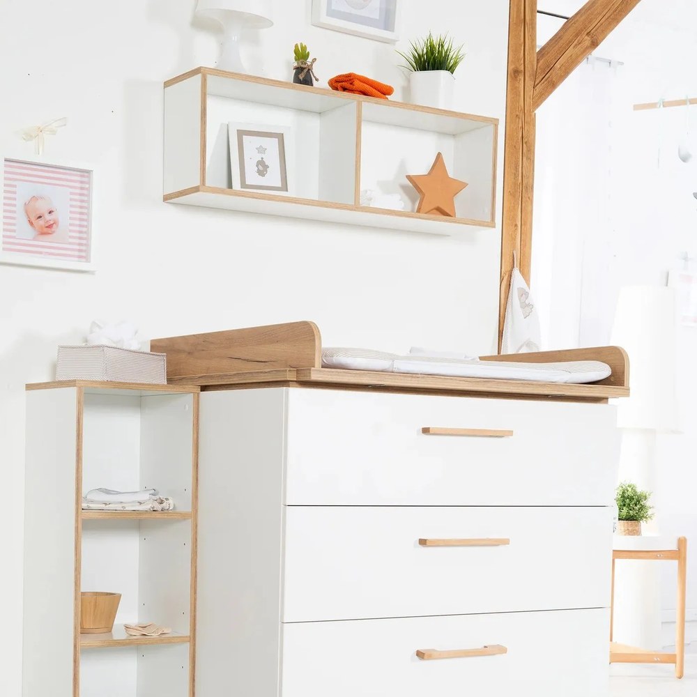 Biała niska komoda dziecięca w dekorze dębu z przewijakiem 119x100 cm Ava – Roba