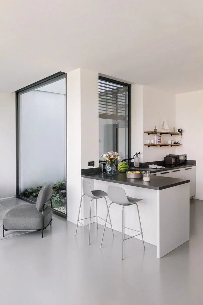 Szary plastikowy hoker (wysokość siedziska 67,5 cm) Whitby – Unique Furniture