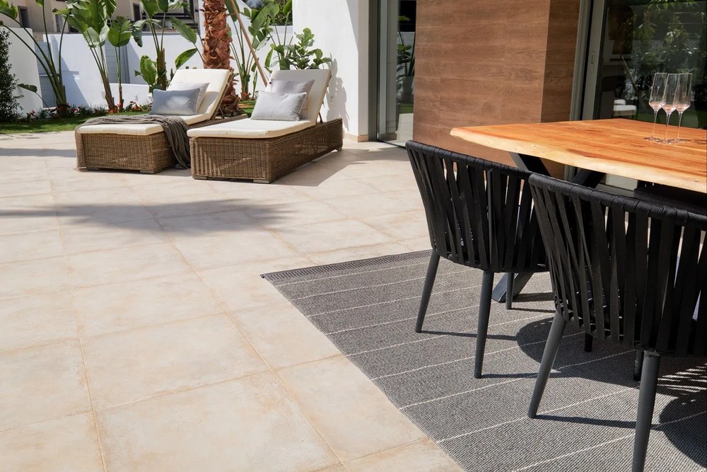 Poduszka odpowiednia na zewnątrz 38x58 cm Sunny Grey – Pappelina