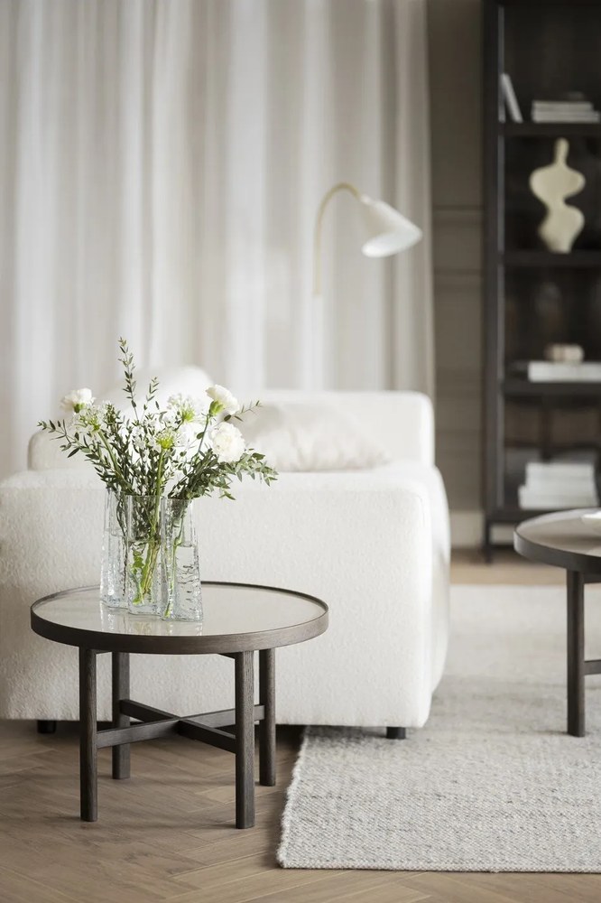 Brązowa witryna z litego drewna dębowego 95x195 cm Everett – Rowico