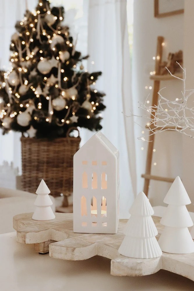 Biały ceramiczny świecznik Kähler Design Urbania Lighthouse Church