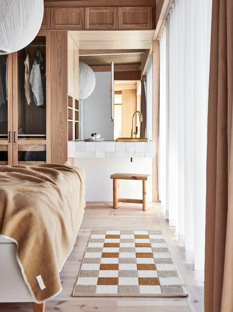 Koc z mieszanki wełny w kolorze ochry 140x200 cm Ylva Ochre – Pappelina