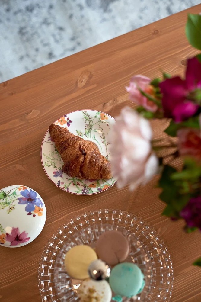Biały stolik z drewna sosnowego z naturalnym blatem Støraa Inda