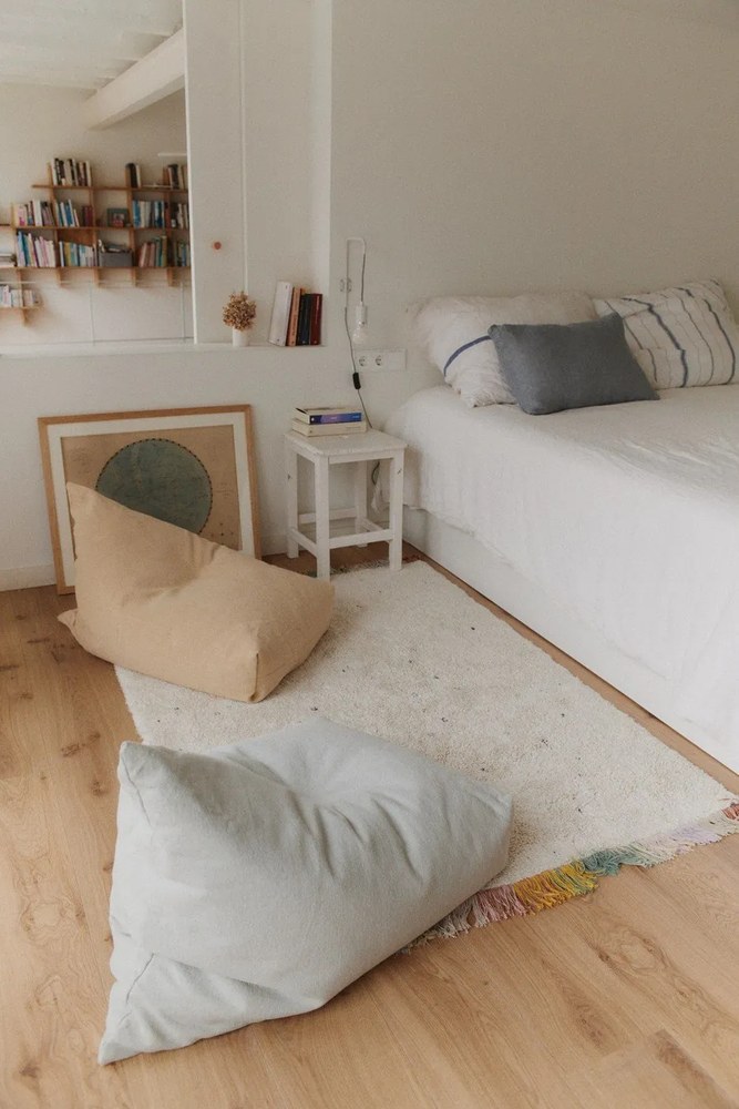 Jasnożółty dziecięcy worek do siedzenia Cleo Light Honey – Lorena Canals