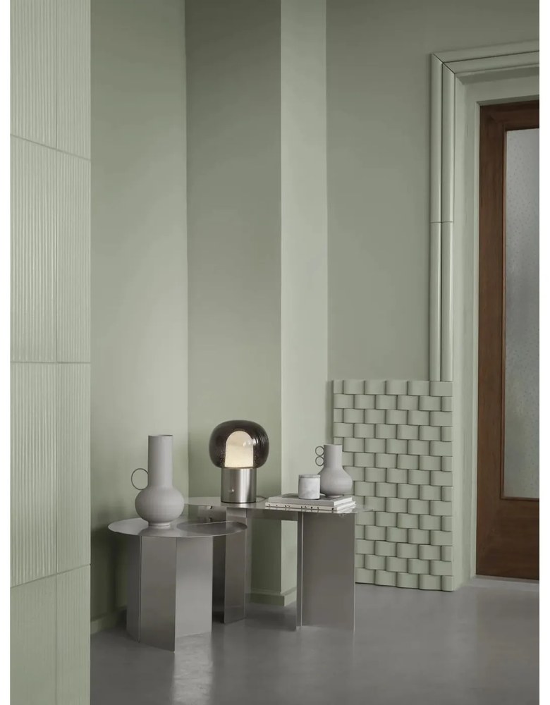 Aluminiowa lampa stołowa LED w kolorze srebra ze szklanym kloszem (wysokość 32 cm) Iris – Blomus