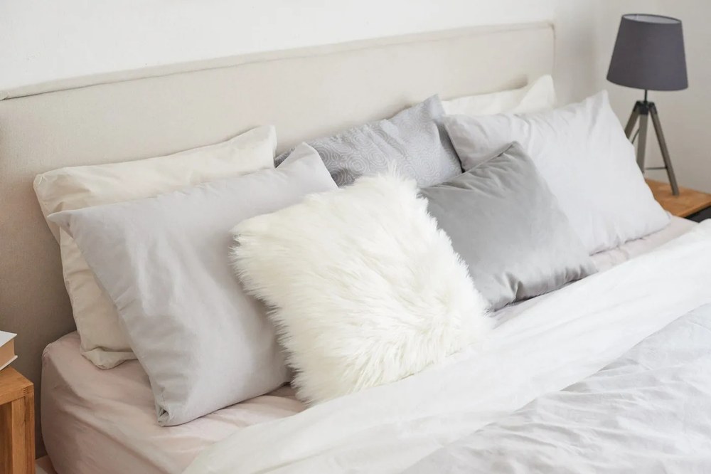 Jasnoszara lniana poszewka na poduszkę Linen Tales, 70x90 cm