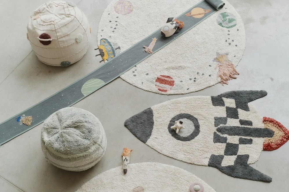 Kremowy dziecięcy worek do siedzenia Solar System – Lorena Canals