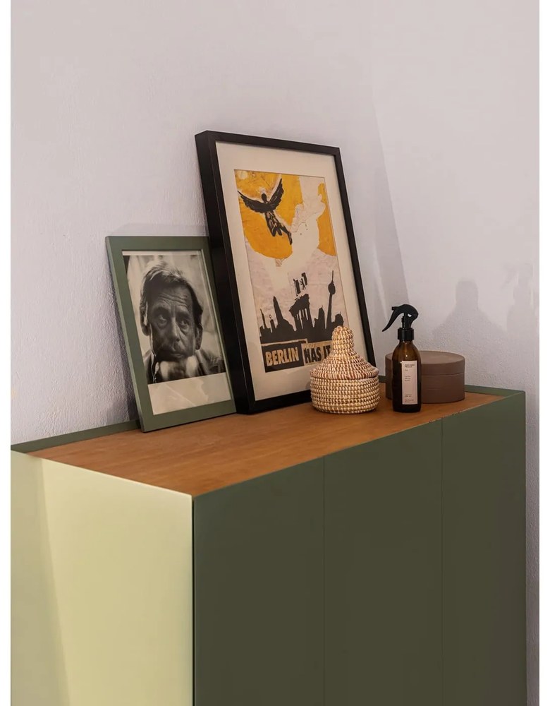 Zielona wysoka komoda w dekorze dębu 95x120 cm Arista – Teulat