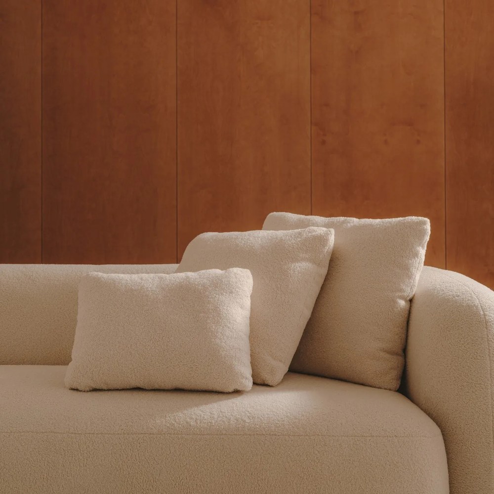 Kremowa poduszka na sofę z materiału bouclé Martina – Kave Home