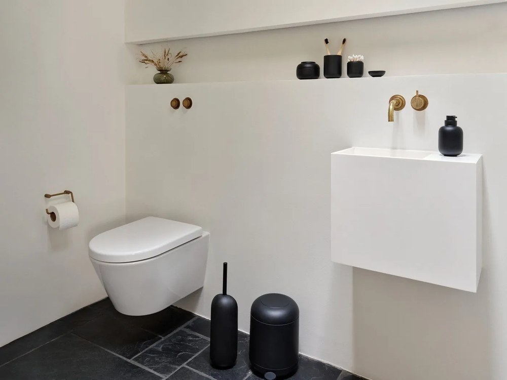 Czarna betonowa szczotka do WC Sensu – Zone