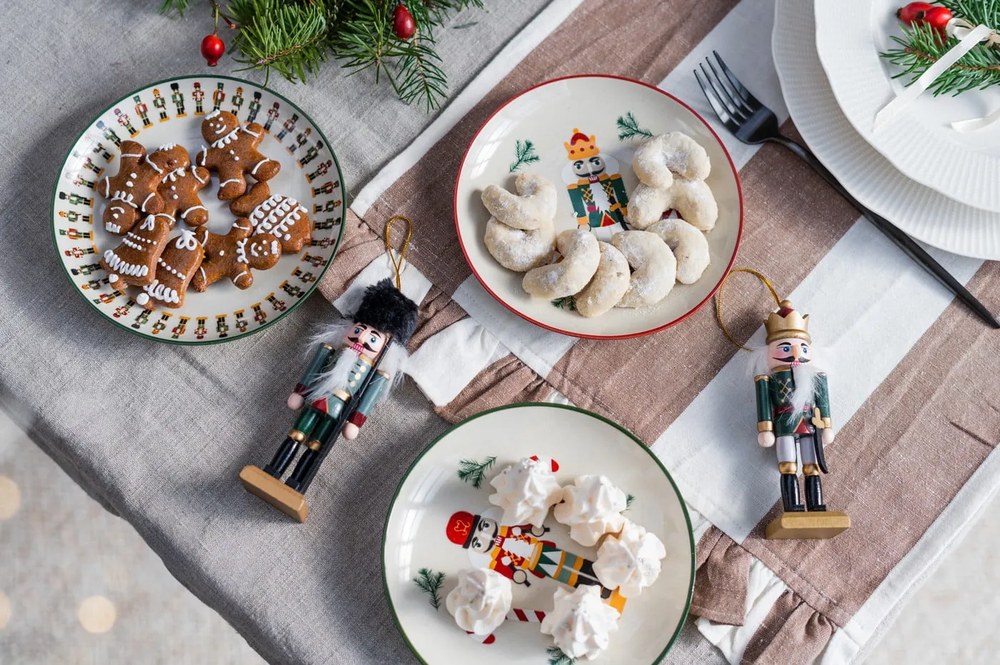 Kremowy kamionkowy talerz deserowy ze świątecznym motywem ø 16 cm Jolly – Bloomingville