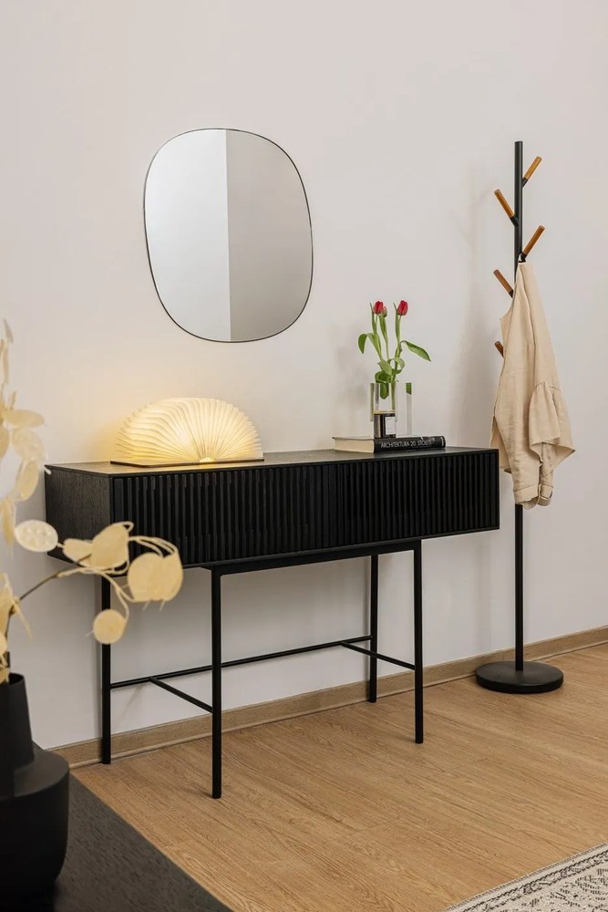 Czarny wieszak z detalami z drewna bukowego YAMAZAKI Plain Pole Hanger