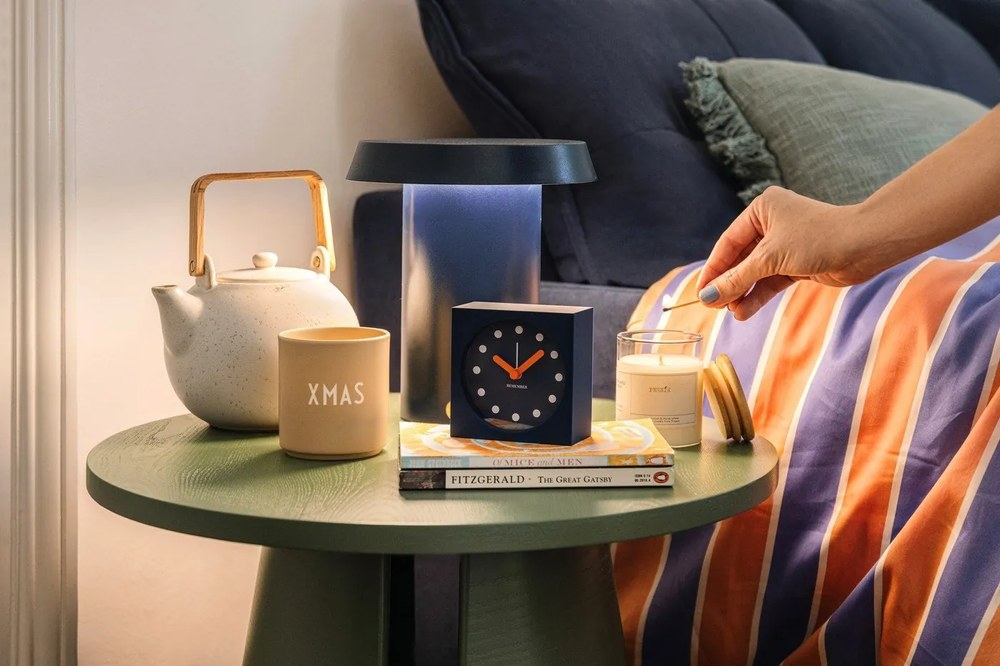 Niebieska metalowa lampa stołowa Keen – Hübsch