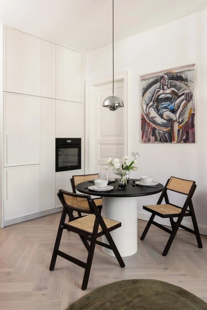 Czarne krzesło z litego drewna sosnowego Gunn – WOOOD