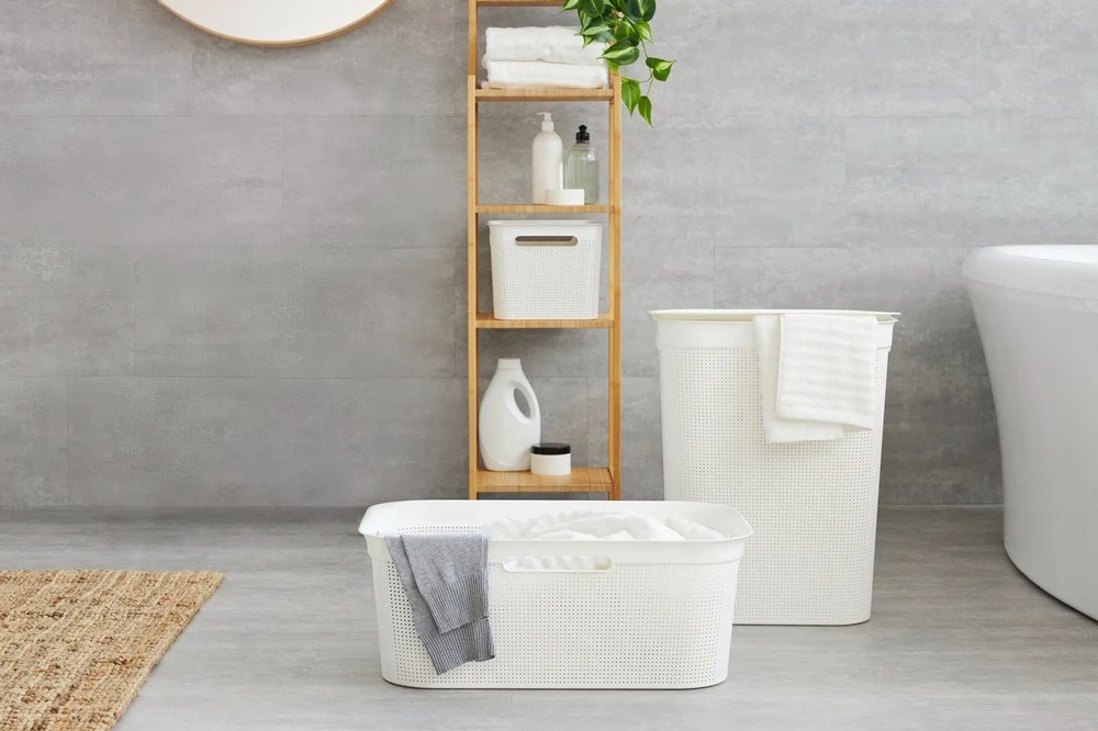 Biały plastikowy kosz na pranie 50 l Brisen – Rotho