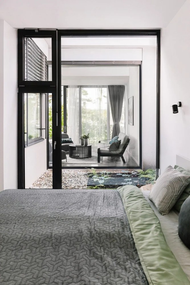 Czarny stolik z drewna dębowego Woodman Drum, ø 83 cm