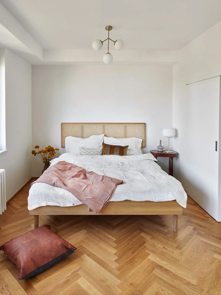 Lampa stołowa w kolorze bieli i mosiądzu Markslöjd Sober