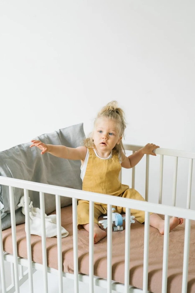 Jasnoszara lniana poszewka na poduszkę Linen Tales, 70x90 cm