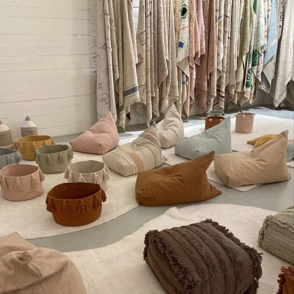 Jasnożółty dziecięcy worek do siedzenia Cleo Light Honey – Lorena Canals