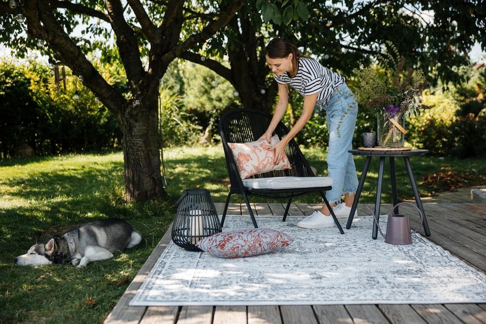 Szary stół ogrodowy Bonami Essentials Lounge, ø 51 cm